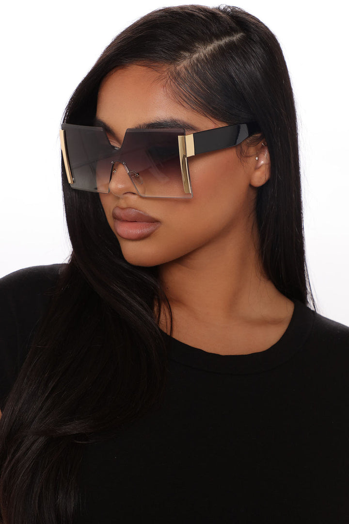 IG Icon Square Sunglasses - Black/grey